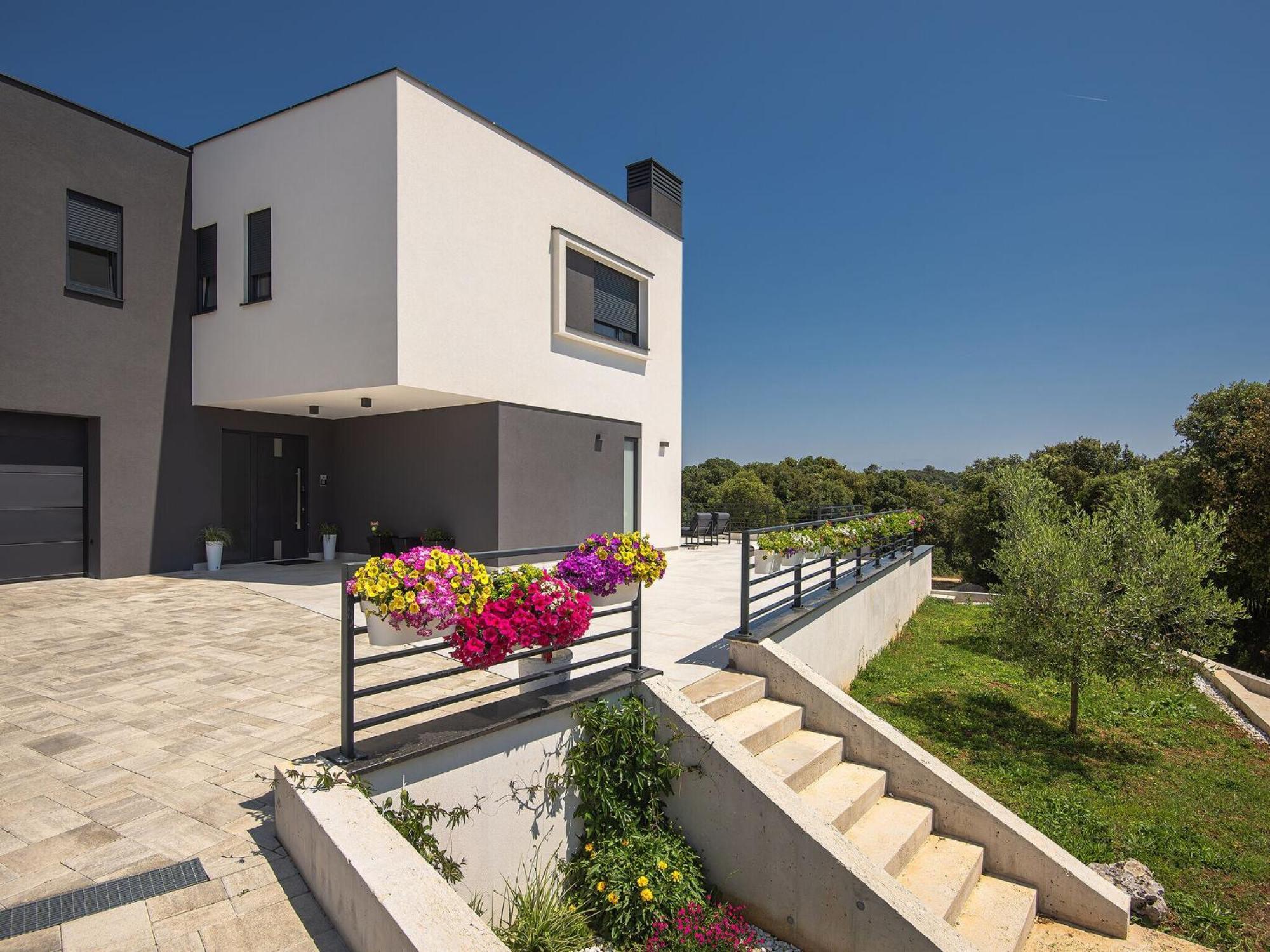 Modern With Large Covered Terrace Apartment Pula